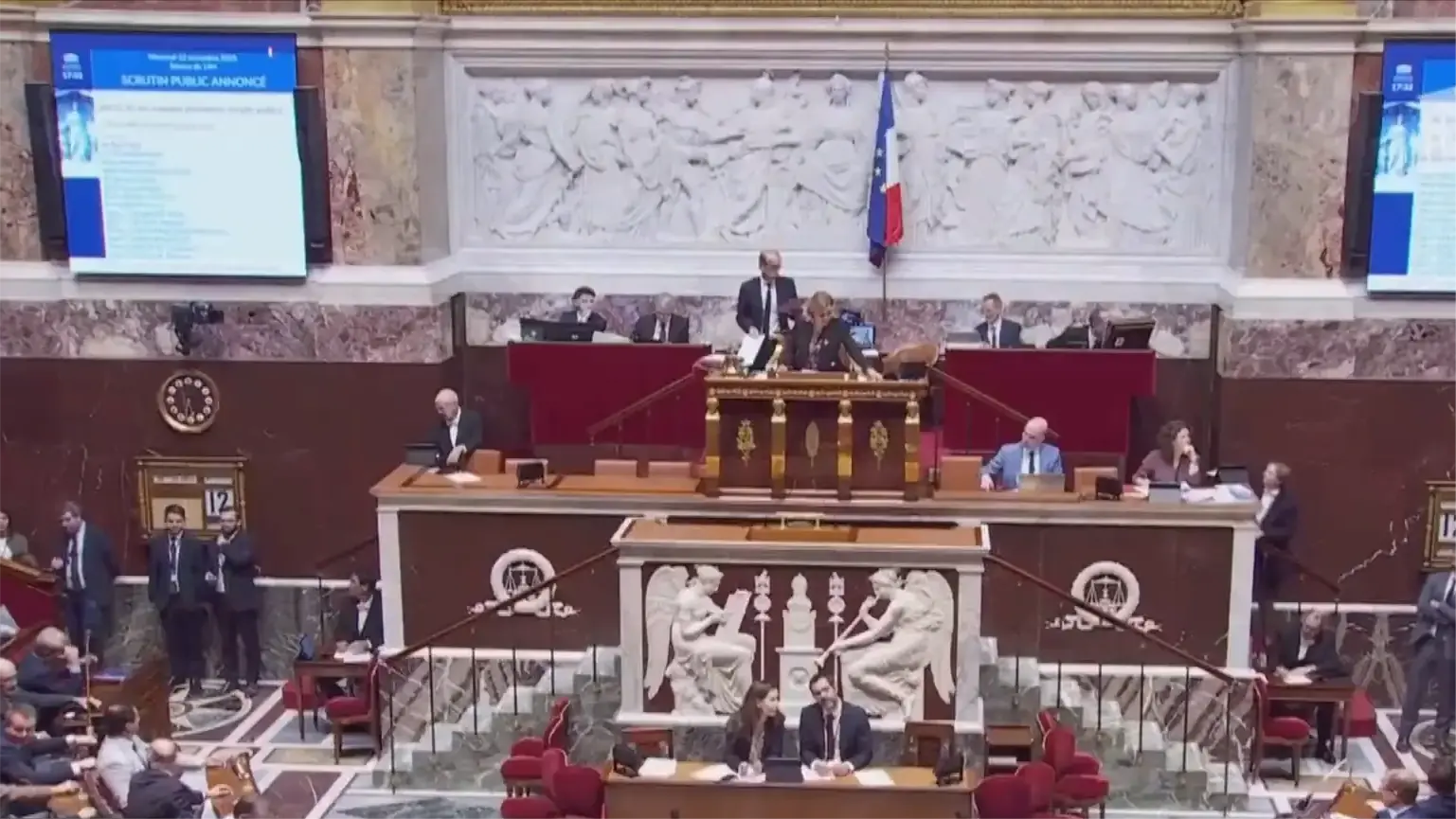 Quốc hội Pháp đình chỉ cải cách lương hưu gây tranh cãi